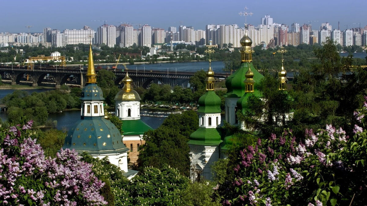 Київ: Видубицький монастир і Дніпро навесні