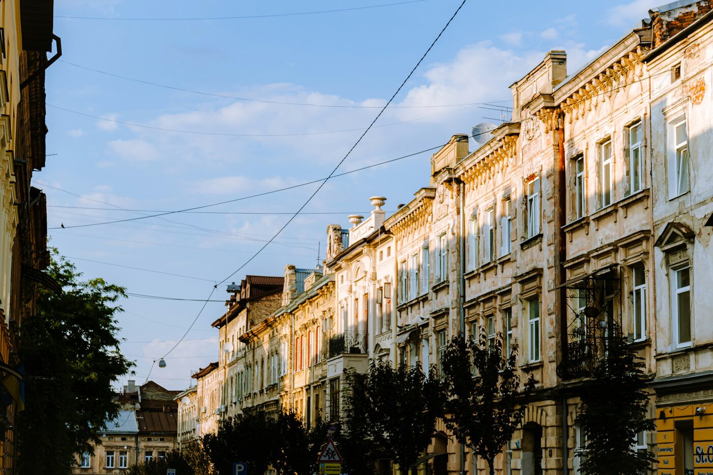 Історична вулиця Львова сонячного дня